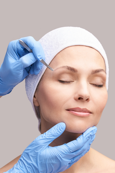 expert from derma laser clinic providing ingrown hair removal service to a woman