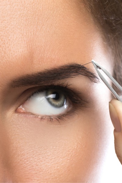 expert from derma laser clinic providing ingrown hair removal service to a woman